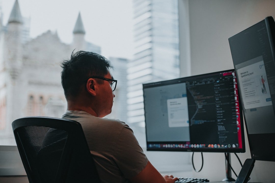 Lập trình viên backend làm việc với server và cơ sở dữ liệu